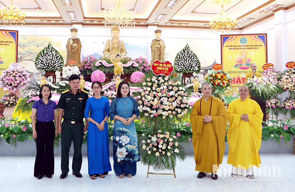 Lãnh đạo phường Hà Nam tặng hoa chúc mừng Đại lễ.