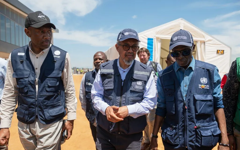 Tổng Giám đốc Tổ chức Y tế Thế giới (WHO) Tedros Adhanom Ghebreyesus (giữa) đến Bunia, tỉnh Ituri, Congo, ngày 30/5/2026 (Ảnh: AP)