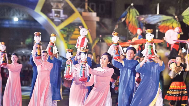 Kunstaufführung beim Hoa Lu Ancient Capital Street Festival, Provinz Ninh Binh. (Foto: DANG KHOA)