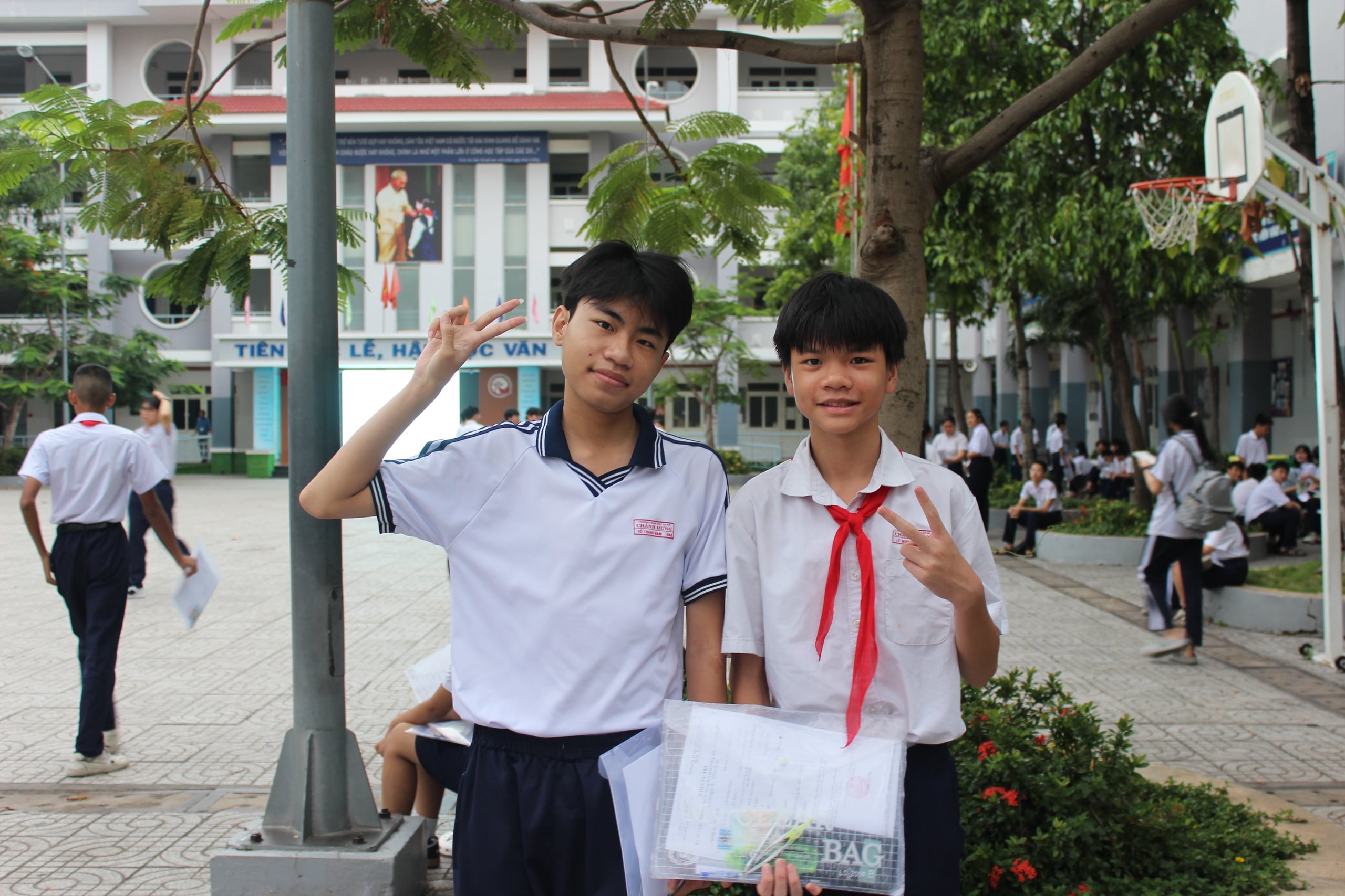 Vào phòng thi văn lớp 10 TP.HCM: Mang theo dầu gió và nhiều nụ cười - Ảnh 2.