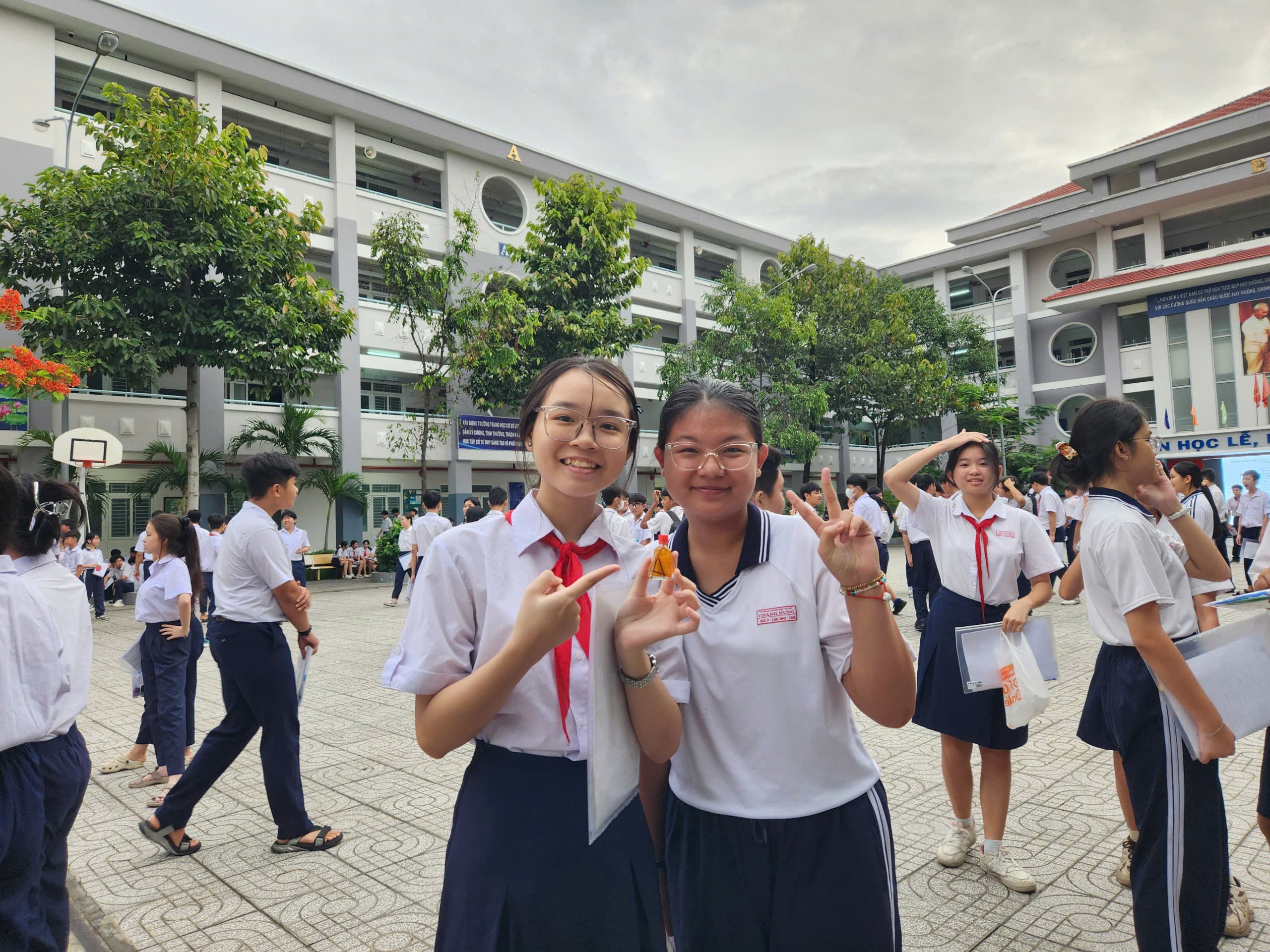 Vào phòng thi văn lớp 10 TP.HCM: Mang theo dầu gió và nhiều nụ cười - Ảnh 5.