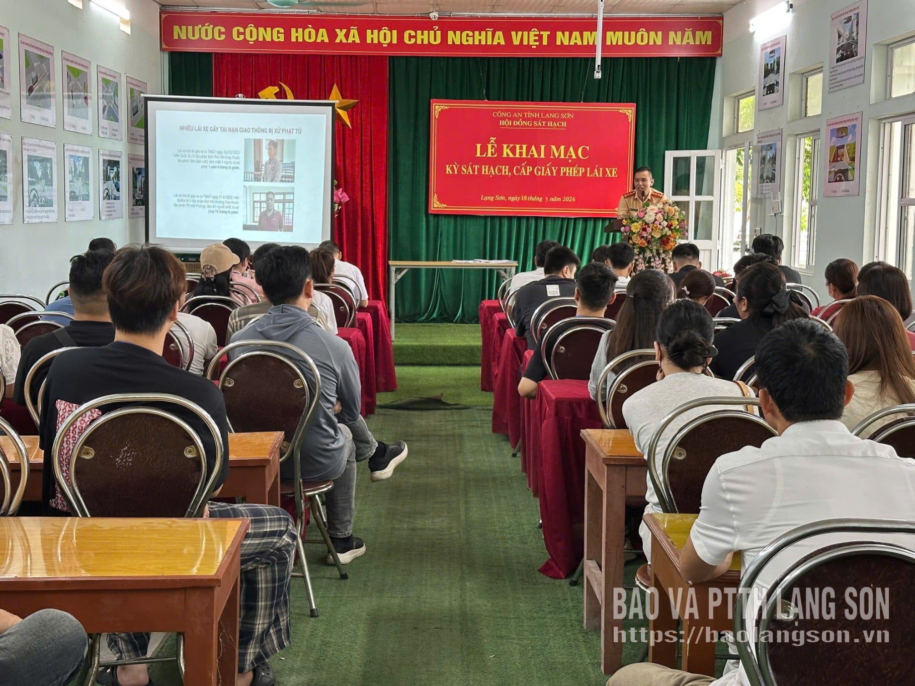 ກົມຕຳຫຼວດຈະລາຈອນໄດ້ສະແດງວິດີໂອກ່ຽວກັບອຸບັດຕິເຫດໃຫ້ກັບຜູ້ຝຶກອົບຮົມຢູ່ສູນຝຶກອົບຮົມວິຊາຊີບເອກະຊົນ Tung Linh.