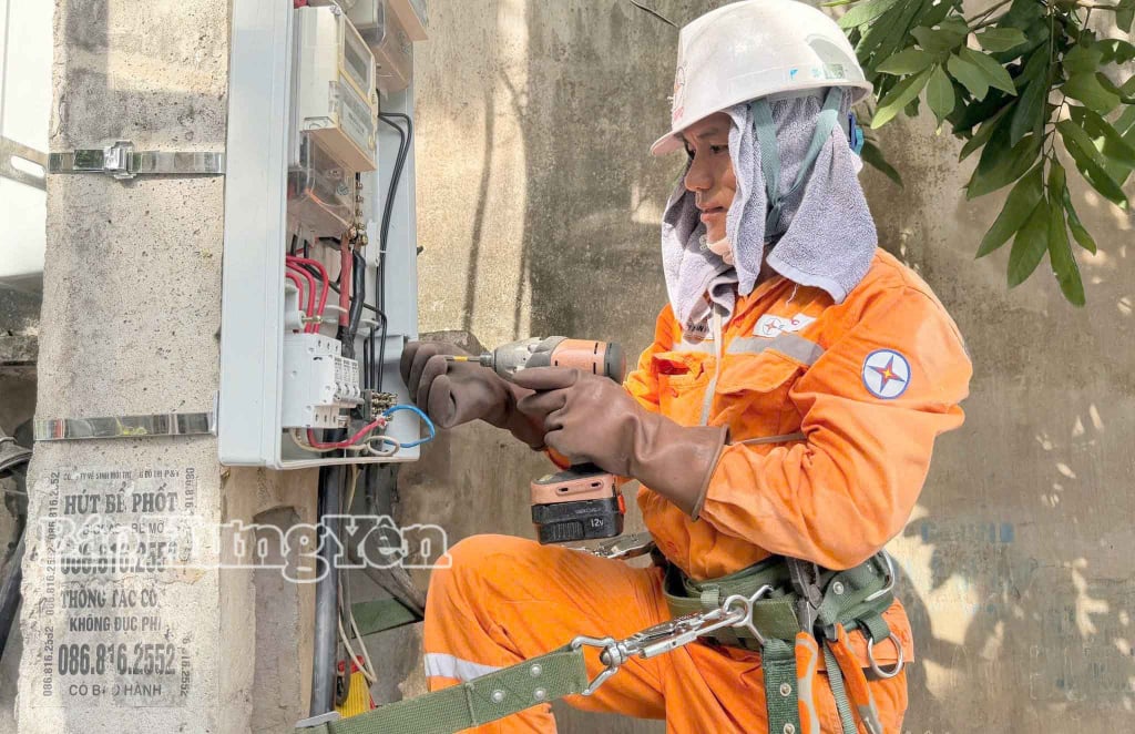 Elektrikáři v Thai Binh vyměňují elektronické elektroměry v rámci běžné údržby.