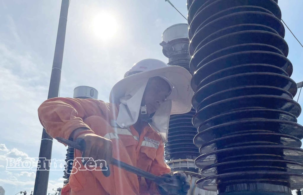 Dělníci z podniku vysokonapěťové rozvodné sítě pracují v rozvodně Pho Noi 110 kV.