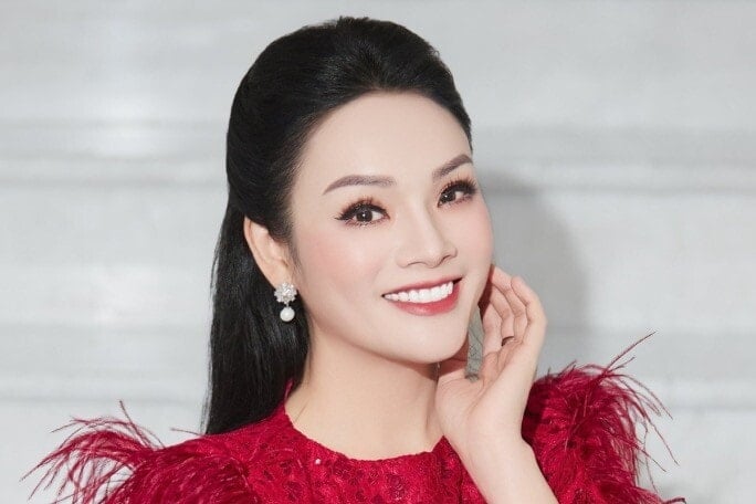 Portrait de l'artiste méritant Tan Nhan en ao dai traditionnel.