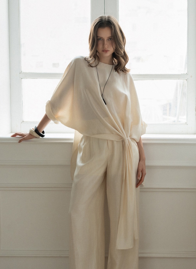 Sức hút tối giản từ trang phục trắng, đen, beige- Ảnh 7.