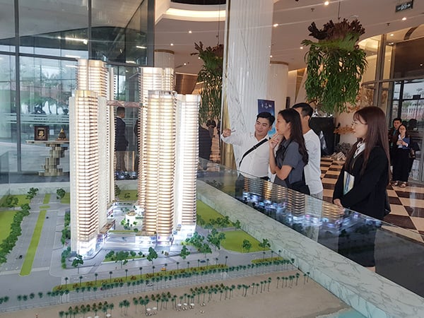Khách hàng tìm hiểu các dự án căn hộ cao cấp tại Đà Nẵng.