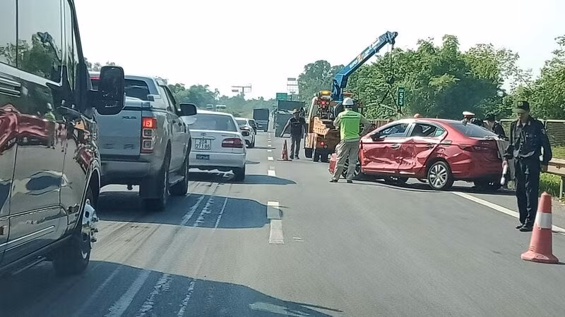 L'accident provoqué par le conducteur lui-même le matin du 27 mai a engendré un long embouteillage sur l'autoroute Hanoi-Thai Nguyen, provoquant la colère de nombreux automobilistes.