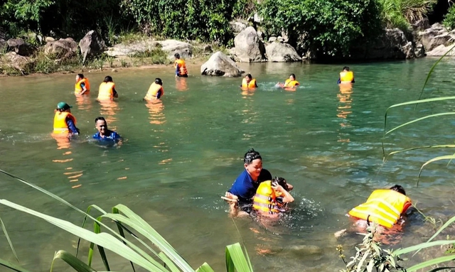 Cours de natation gratuits pour des centaines d'enfants dans les zones montagneuses - Photo 1. Dạy bơi miễn phí cho hàng trăm trẻ em miền núi- Ảnh 1.