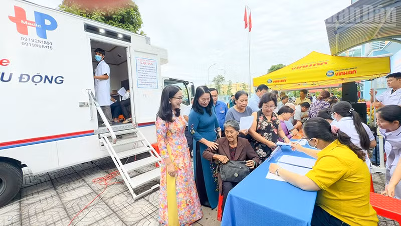 Khám sức khỏe cho người dân ngay sau lễ phát động. 