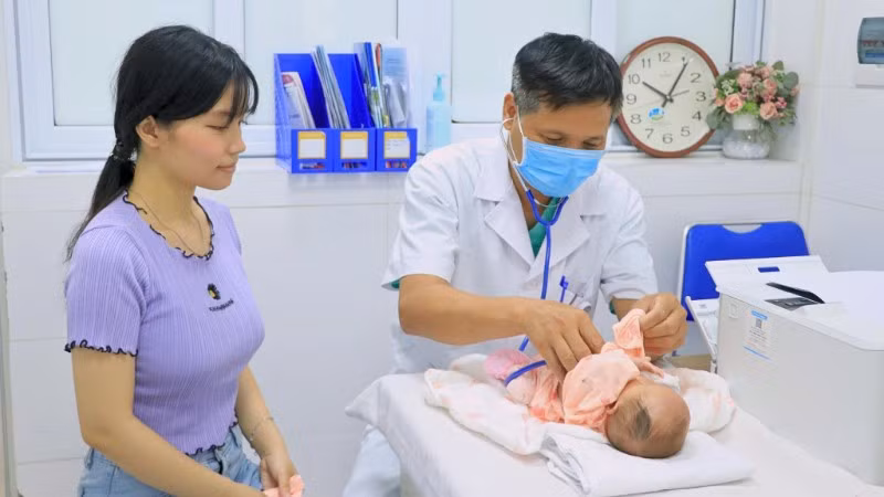 Tiến sĩ, bác sĩ Lê Minh Trác – Giám đốc Trung tâm Sơ sinh khám lại cho bé Dứa và trao đổi với gia đình sức khỏe bé ổn định, tiếp tục phát triển tốt.