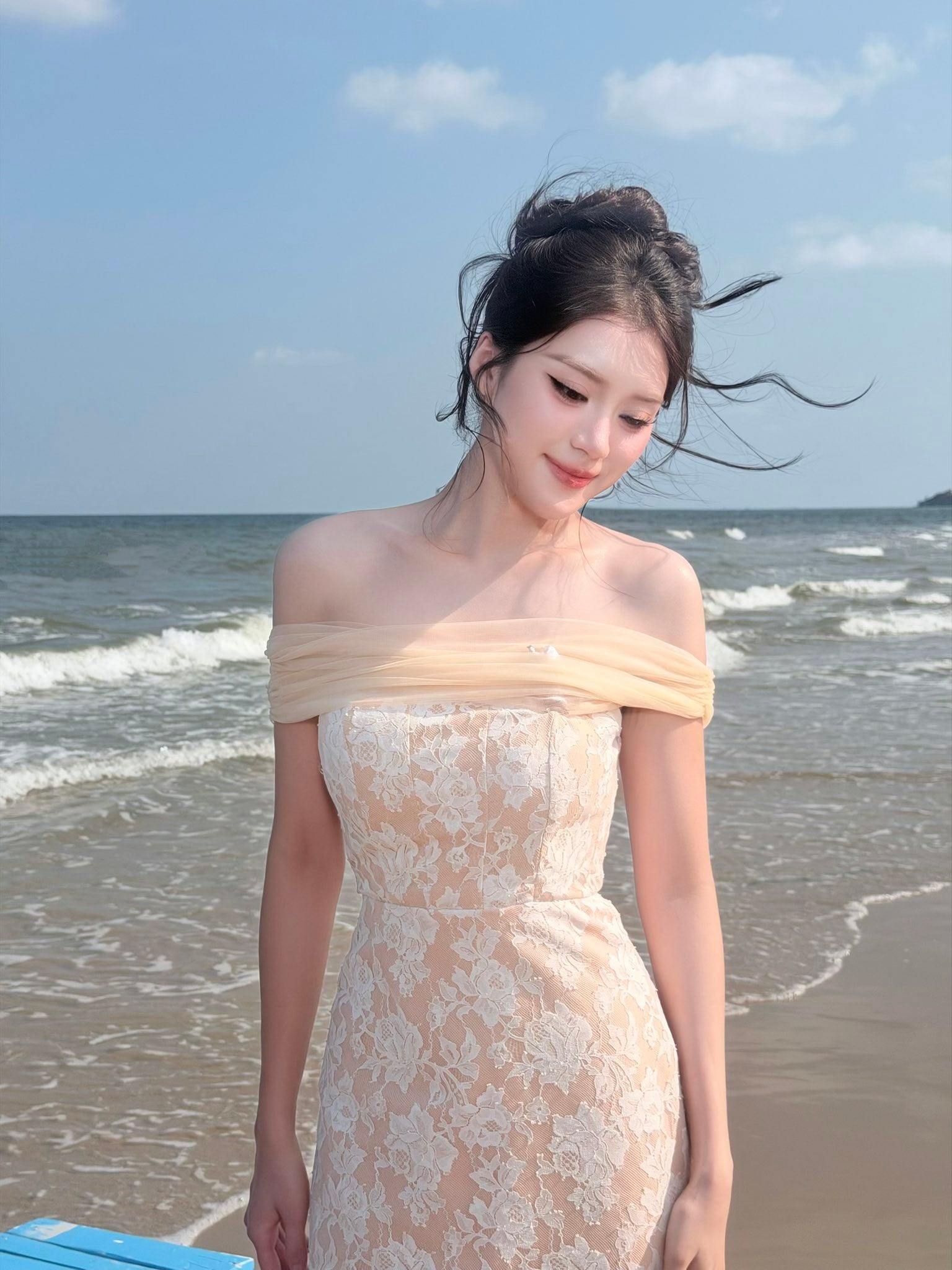 Phương Oanh lộng lẫy trong váy trễ vai bên bờ biển thu hút mọi ánh nhìn - Ảnh 1.