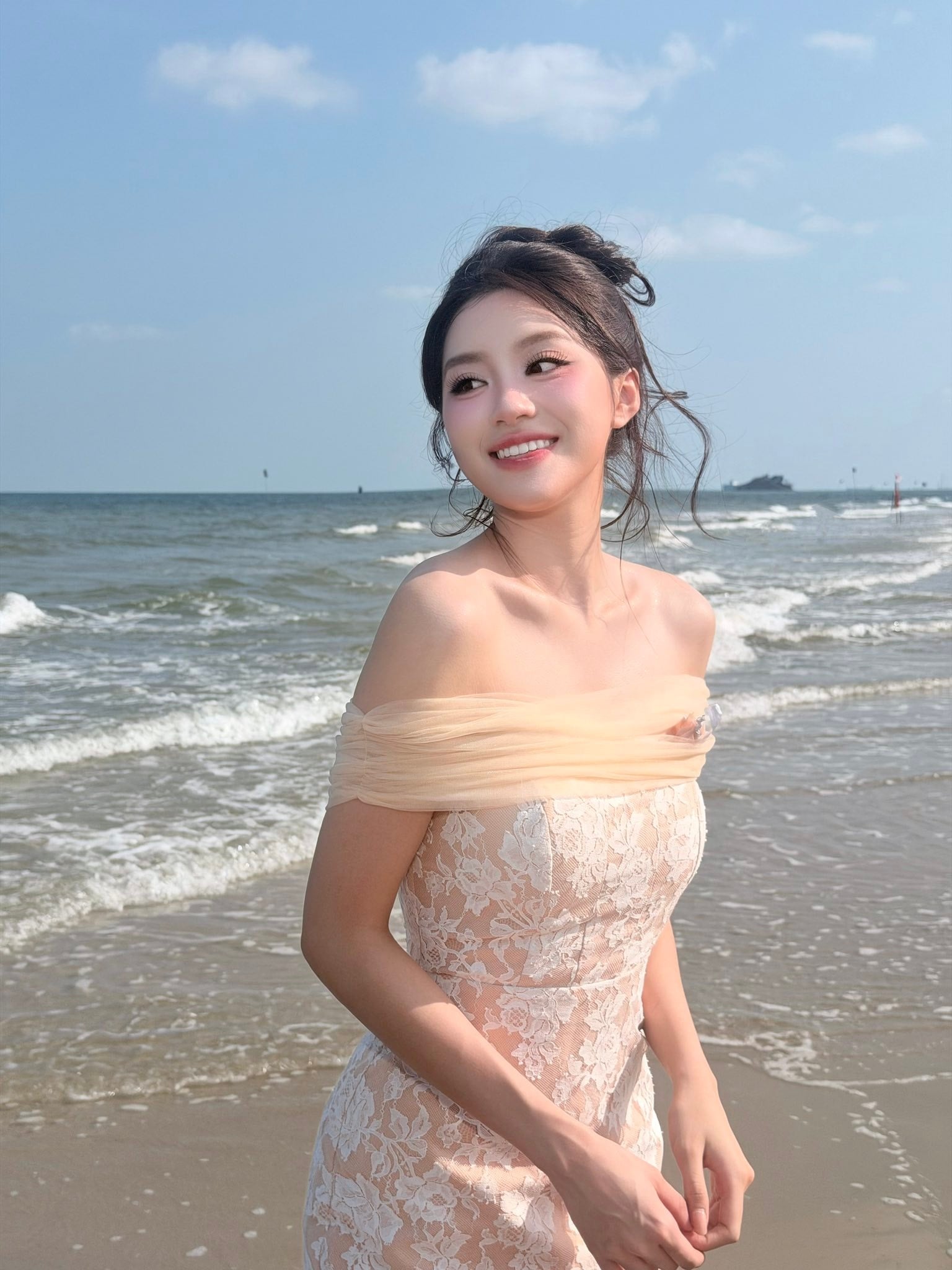 Phương Oanh lộng lẫy trong váy trễ vai bên bờ biển thu hút mọi ánh nhìn - Ảnh 2.