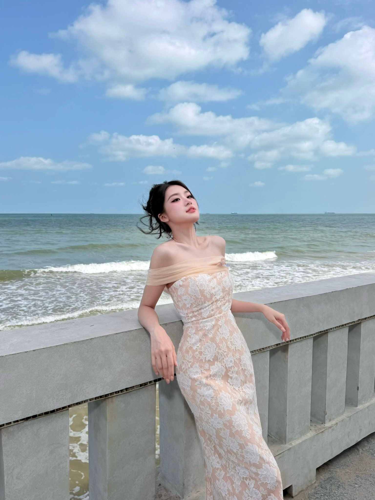 Phương Oanh lộng lẫy trong váy trễ vai bên bờ biển thu hút mọi ánh nhìn - Ảnh 3.