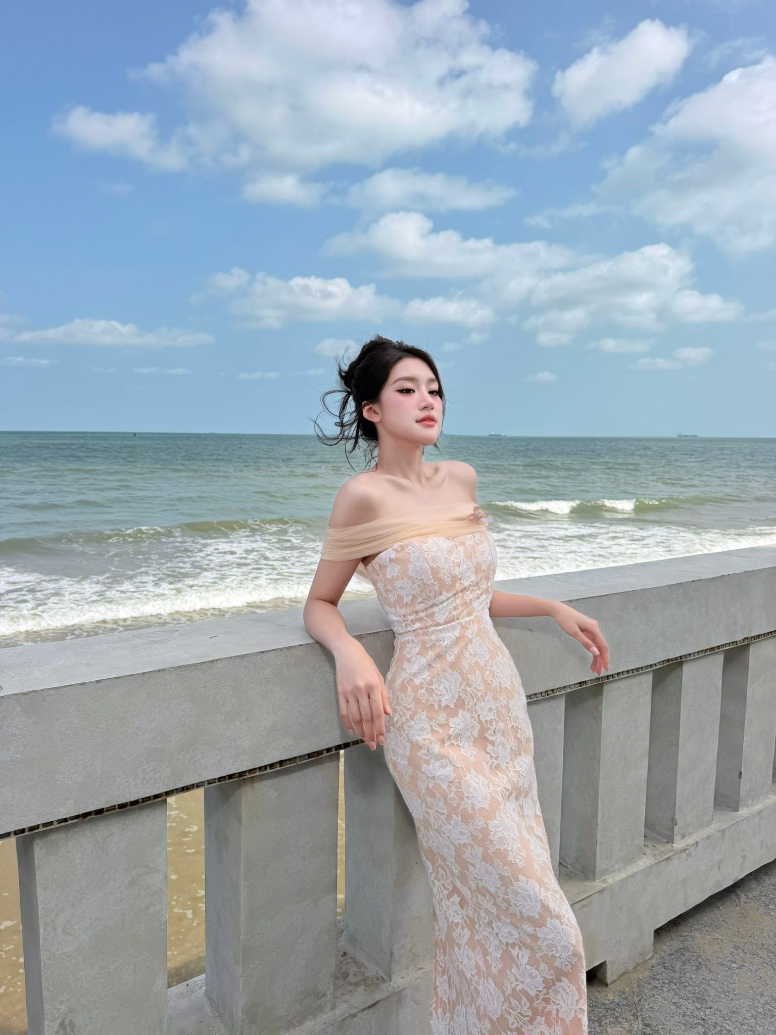 Phương Oanh lộng lẫy trong váy trễ vai bên bờ biển thu hút mọi ánh nhìn - Ảnh 4.