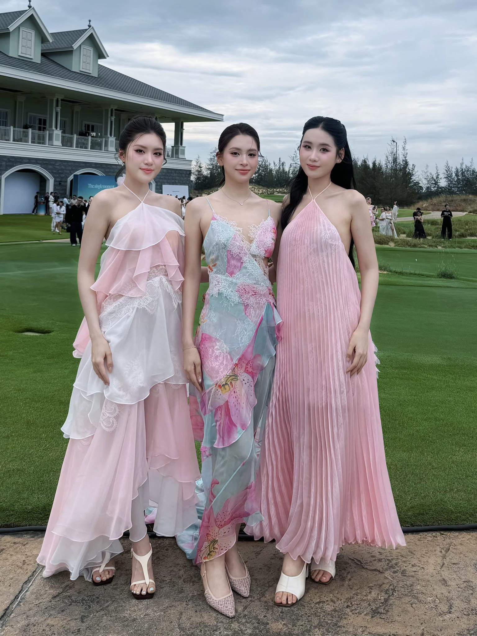 Phương Oanh lộng lẫy trong váy trễ vai bên bờ biển thu hút mọi ánh nhìn - Ảnh 6.