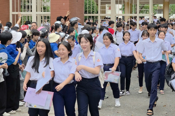Ho Chi Minh City's 10th grade entrance exam in Literature: Candidates praise the open-ended and easy questions - Photo 10.