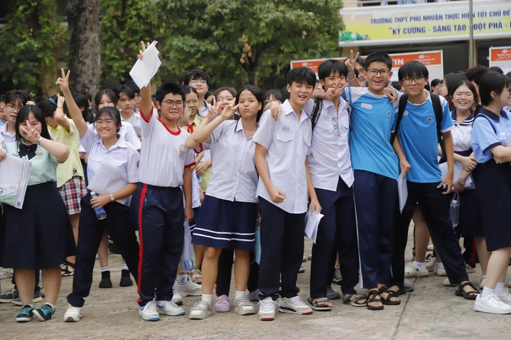 Ho Chi Minh City's 10th grade entrance exam in Literature: Candidates praise the open-ended and easy questions - Photo 12.