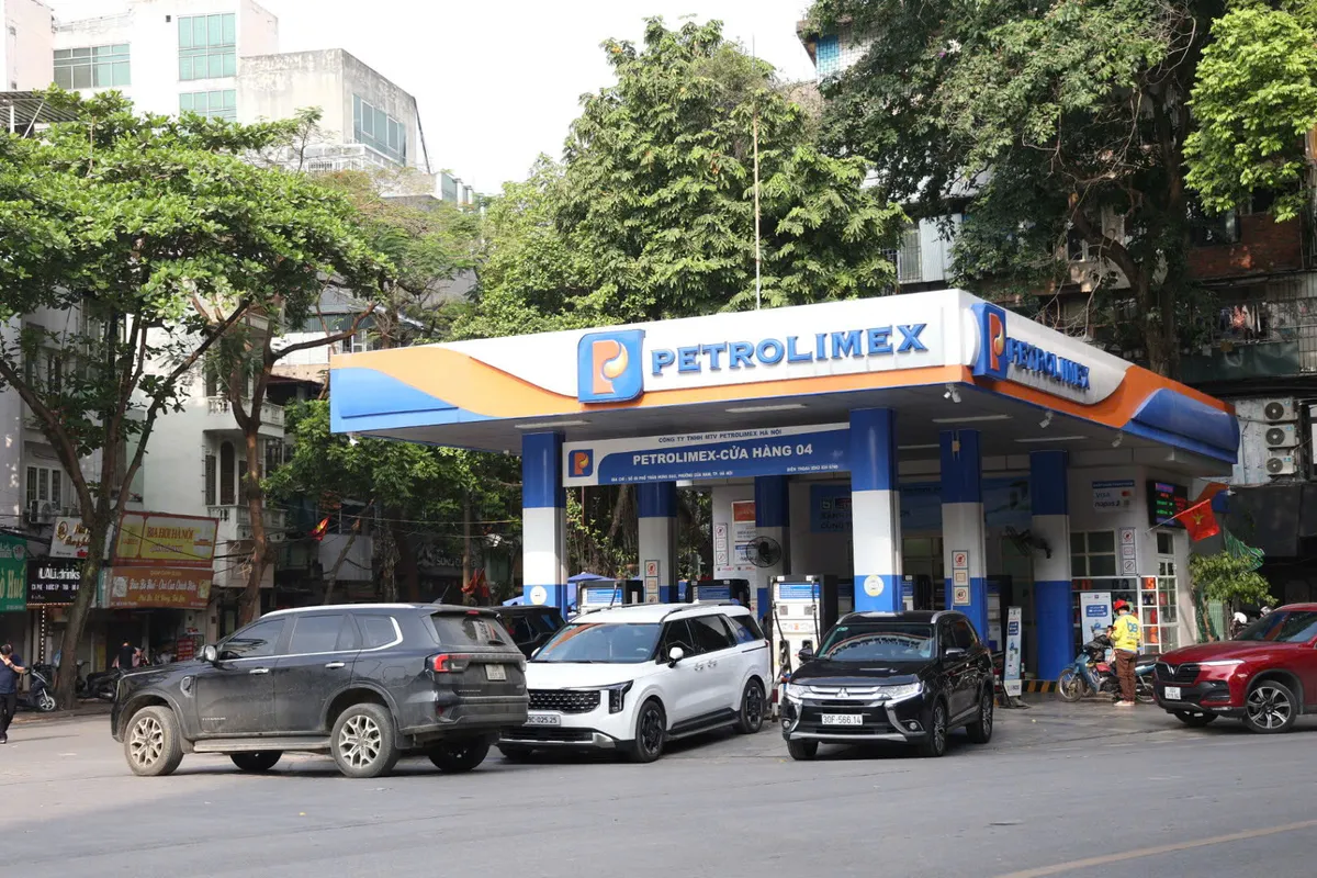 Ghi nhận ngày đầu Hà Nội thí điểm bán xăng sinh học E10: Người dân hào hứng tiếp cận