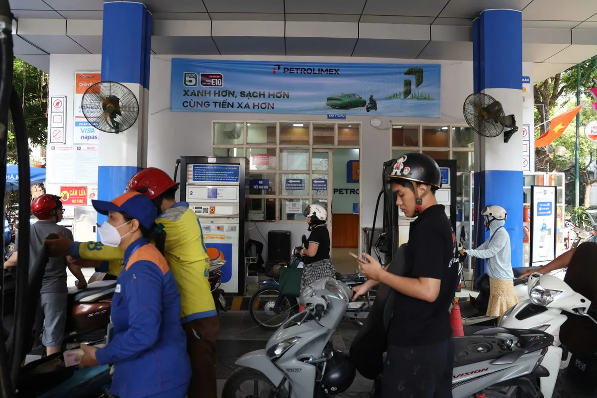 Ghi nhận ngày đầu Hà Nội thí điểm bán xăng sinh học E10: Người dân hào hứng tiếp cận