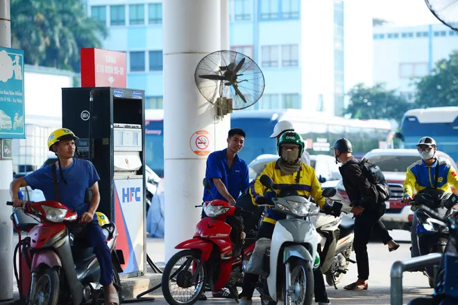 Ghi nhận ngày đầu Hà Nội thí điểm bán xăng sinh học E10: Người dân hào hứng tiếp cận