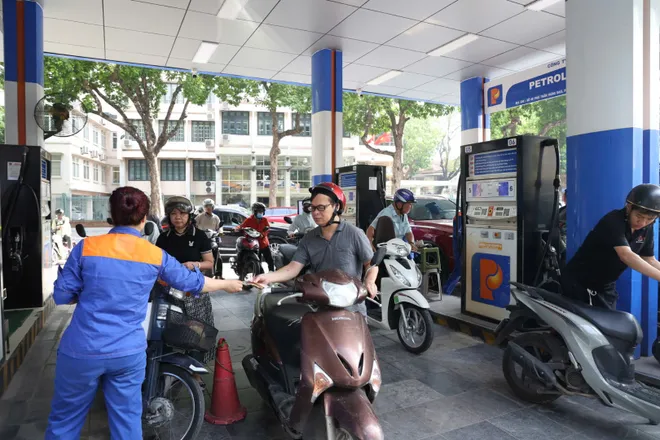 Ghi nhận ngày đầu Hà Nội thí điểm bán xăng sinh học E10: Người dân hào hứng tiếp cận