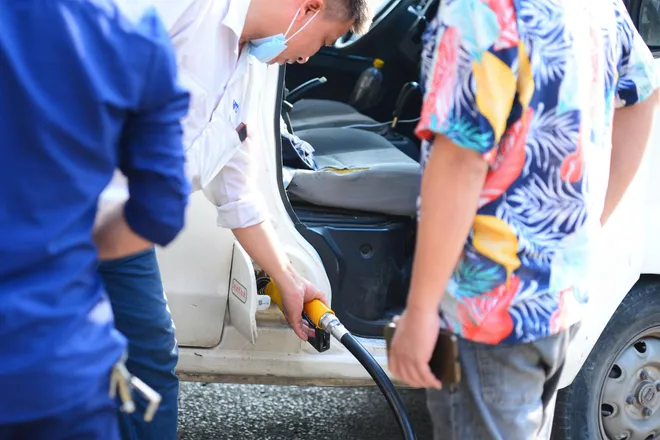 Ghi nhận ngày đầu Hà Nội thí điểm bán xăng sinh học E10: Người dân hào hứng tiếp cận