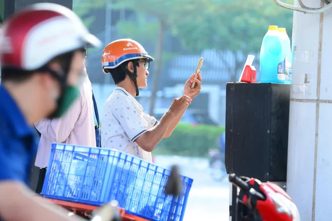 Ghi nhận ngày đầu Hà Nội thí điểm bán xăng sinh học E10: Người dân hào hứng tiếp cận