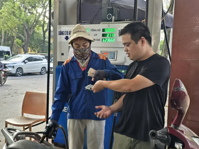 Ghi nhận ngày đầu Hà Nội thí điểm bán xăng sinh học E10: Người dân hào hứng tiếp cận