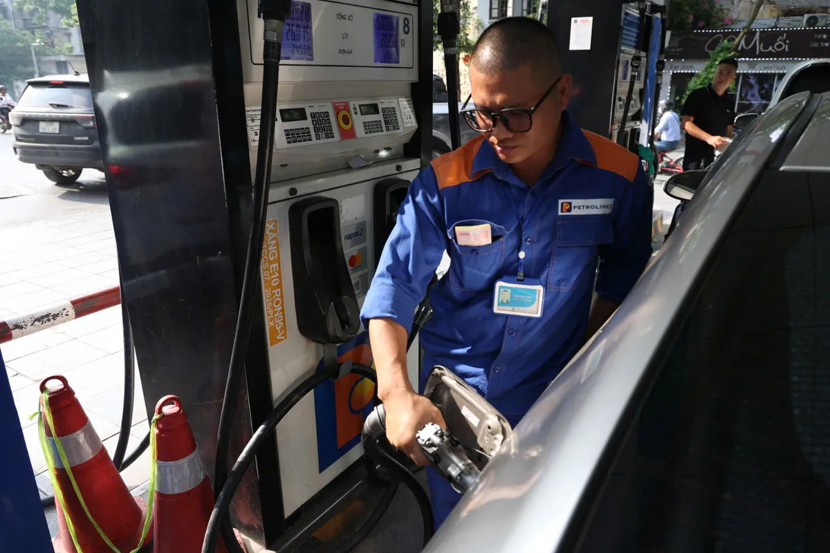 Ghi nhận ngày đầu Hà Nội thí điểm bán xăng sinh học E10: Người dân hào hứng tiếp cận