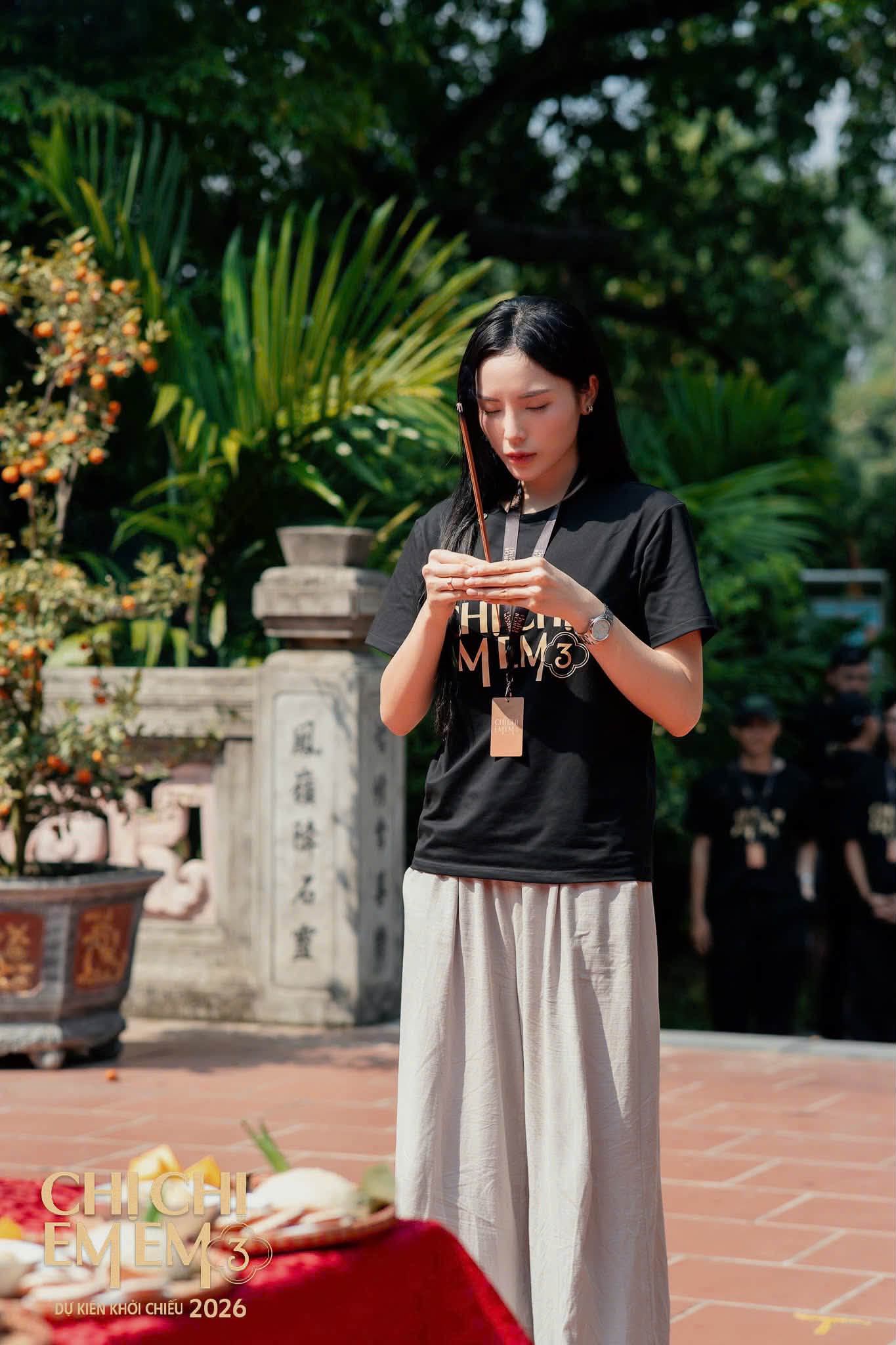 Slečna Ky Duyen hraje roli Thi Mau ve filmu Hoa hậu Kỳ Duyên đảm nhận vai Thị Mầu trong phim Chị chị em em 3 ở Bắc Ninh - Ảnh 1.