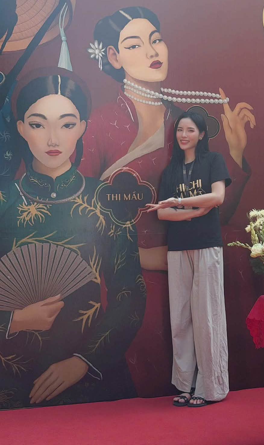 Slečna Ky Duyen hraje roli Thi Mau ve filmu Hoa hậu Kỳ Duyên đảm nhận vai Thị Mầu trong phim Chị chị em em 3 ở Bắc Ninh - Ảnh 2.