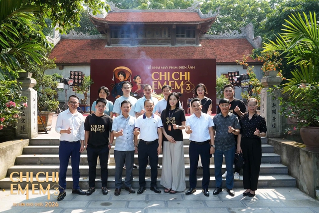 Slečna Ky Duyen hraje roli Thi Mau ve filmu Hoa hậu Kỳ Duyên đảm nhận vai Thị Mầu trong phim Chị chị em em 3 ở Bắc Ninh - Ảnh 4.