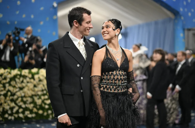 Dua Lipa tổ chức đám cưới bí mật với tài tử sắp thủ vai James Bond   - Ảnh 1.