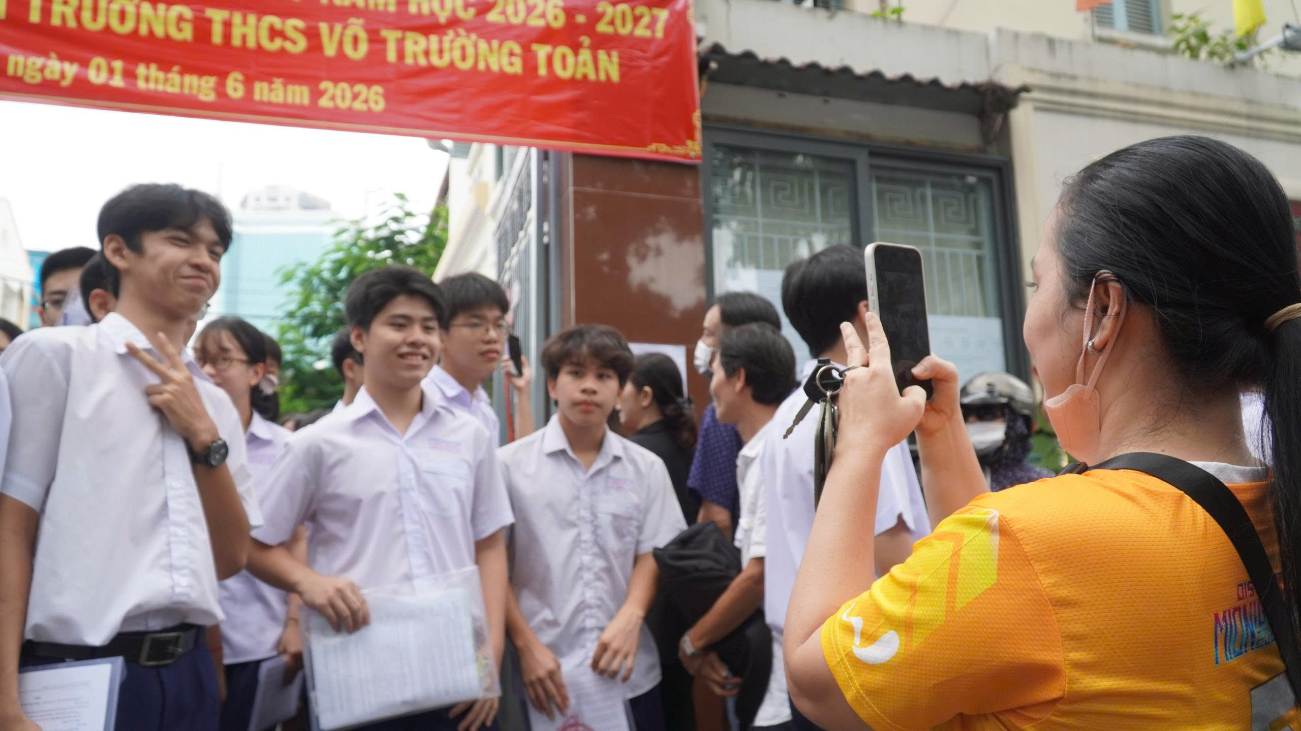 Sĩ tử vỡ òa hạnh phúc với đề thi môn ngữ văn về thấu hiểu cảm xúc - Ảnh 3.