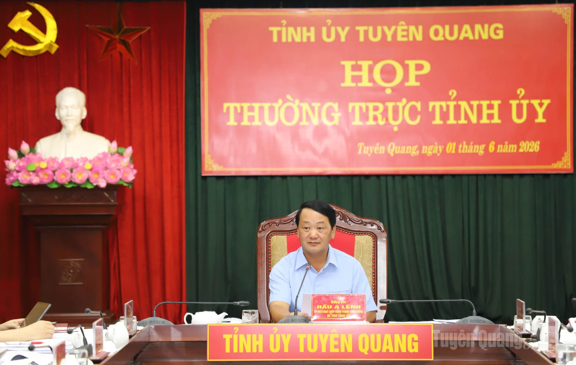Bí thư Tỉnh ủy Hầu A Lềnh phát biểu tại phiên họp.