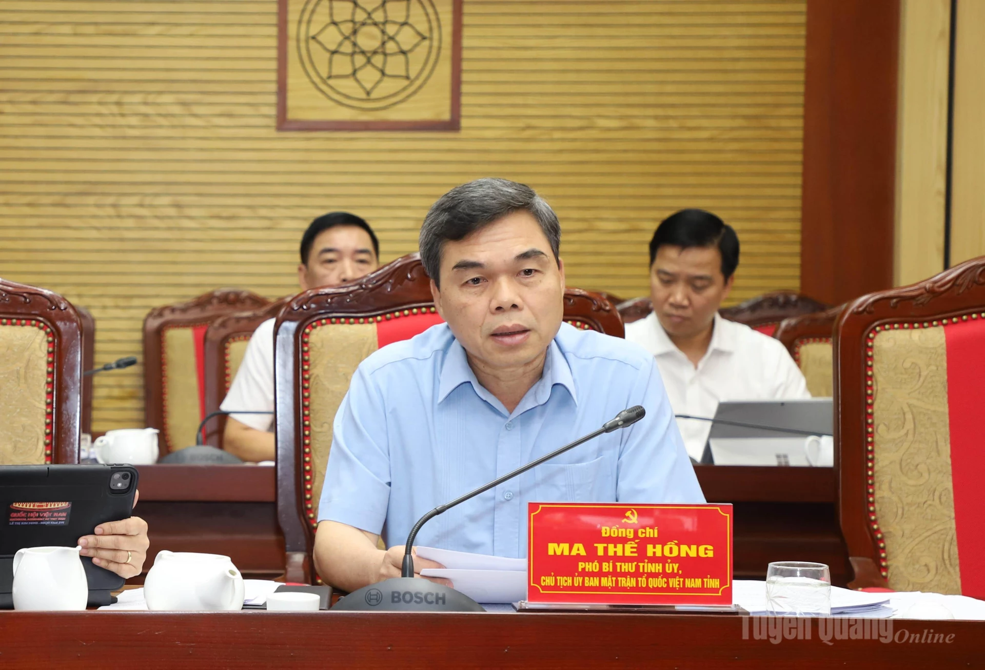 Phó Bí thư Tỉnh ủy, Chủ tịch Ủy ban MTTQ tỉnh Ma Thế Hồng phát biểu tại phiên họp.