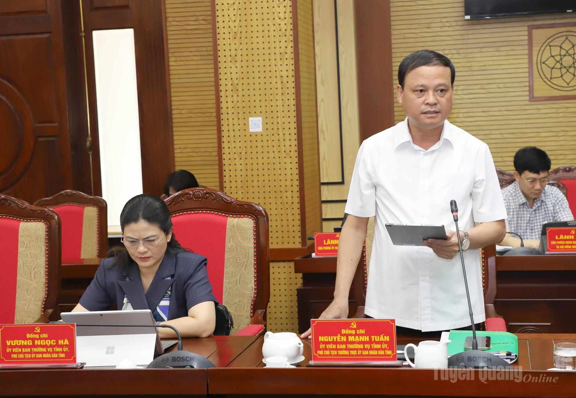 Phó Chủ tịch Thường trực UBND tỉnh Nguyễn Mạnh Tuấn trình bày Tờ trình của Đảng ủy UBND tỉnh tại phiên họp.