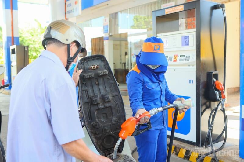 V Quang Ngai se používání benzínu E10 setkává s pozitivním ohlasem lidí. Foto: Nguyen Duong