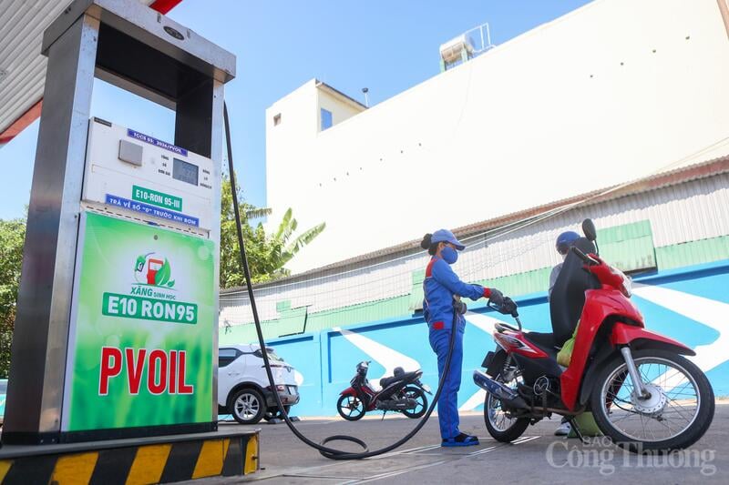 Od konce dubna 2026 začaly benzínové firmy v provincii Quang Ngai prodávat benzín E10, což lidem postupně pomáhá seznámit se s tímto typem paliva. Foto: Nguyen Duong
