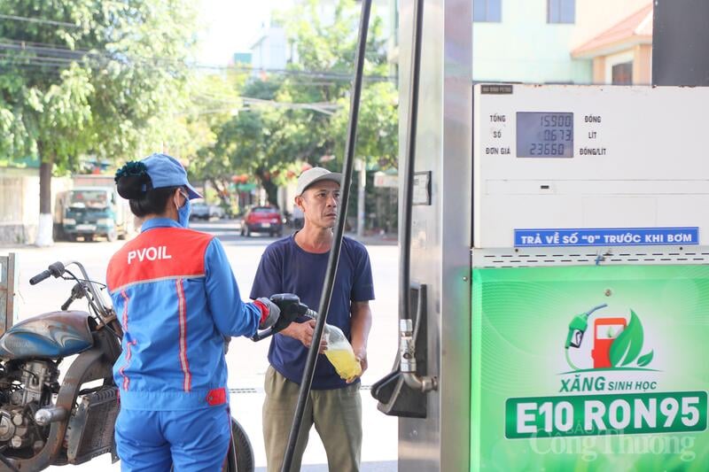 Ředitel odboru průmyslu a obchodu provincie Quang Ngai uvedl, že posílí propagandu o výhodách benzinu E10 a zintenzivní kontroly a dohled nad mícháním, distribucí a obchodními aktivitami s benzinem v obchodech a distribučních jednotkách s cílem chránit práva spotřebitelů. (Foto: Nguyen Duong)