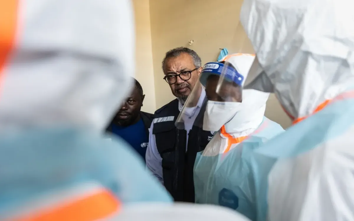 Generální ředitel WHO Tedros Adhanom Ghebreyesus navštívil 31. května 2026 zdravotníky v protestantském zdravotním středisku v Bunii v Kongu. (Foto: AP) Tổng Giám đốc WHO Tedros Adhanom Ghebreyesus thăm các nhân viên y tế tại Trung tâm Y tế Tin lành ở Bunia, Congo, ngày 31/5/2026. (Ảnh: AP)