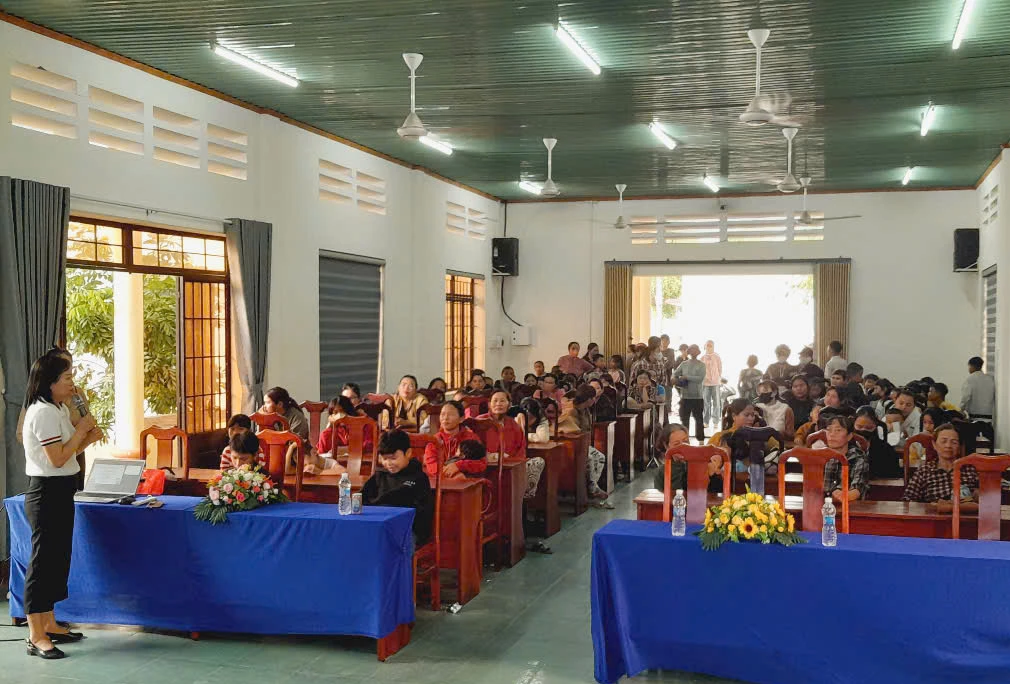 Des élèves, des parents et des membres d'associations féminines ont participé à la conférence de sensibilisation.