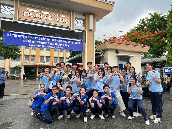 Mưa bất chợt, học sinh vẫn đội mưa tiếp sức thí sinh - Ảnh 5.
