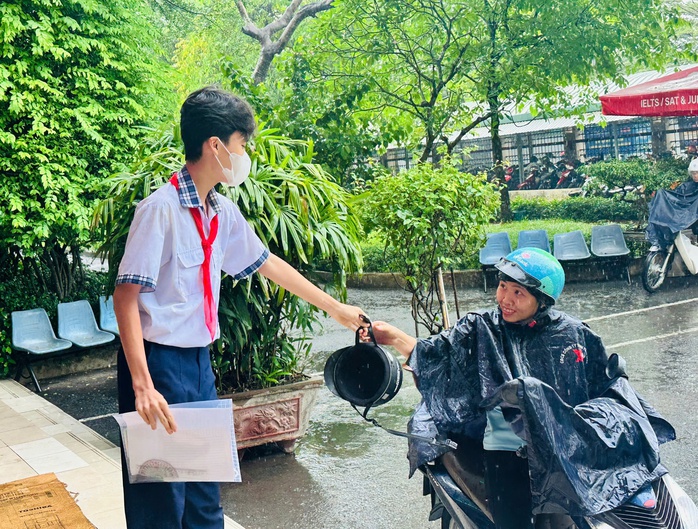Mưa bất chợt, học sinh vẫn đội mưa tiếp sức thí sinh - Ảnh 6.