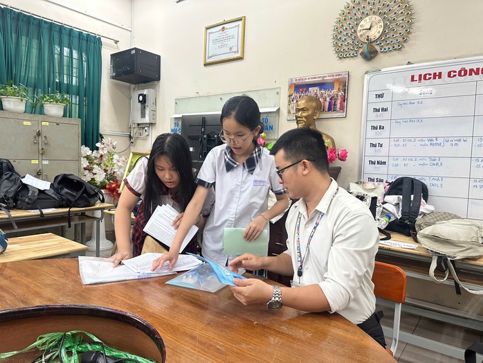 Mưa bất chợt, học sinh vẫn đội mưa tiếp sức thí sinh - Ảnh 10.