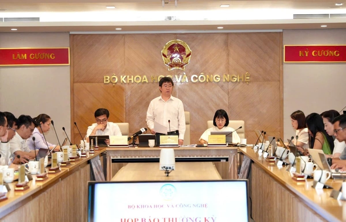 Thứ trưởng Bộ KH-CN Bùi Hoàng Phương chủ trì họp báo thường kỳ tháng 5/2026. Ảnh: Thủy Linh.