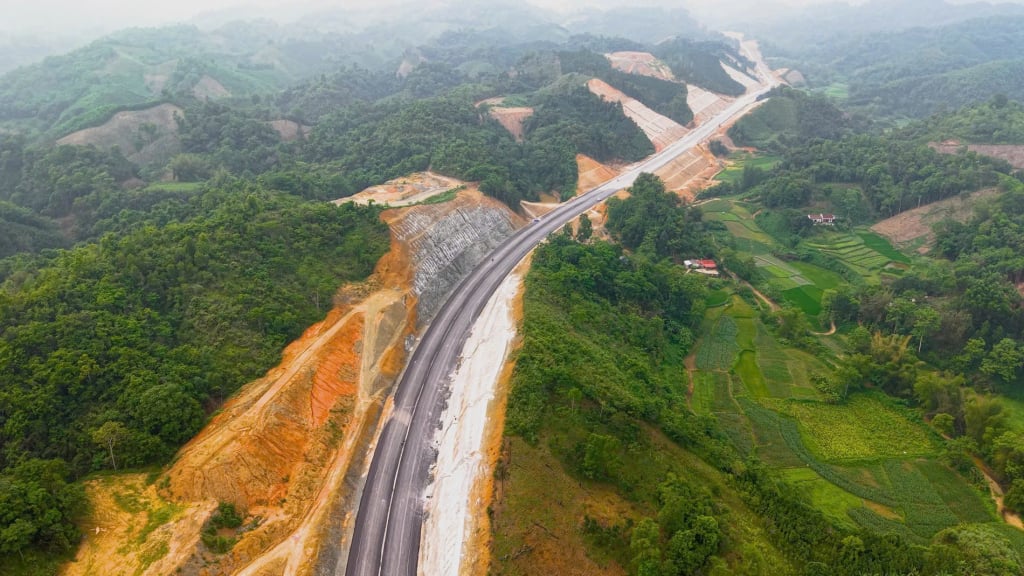 A construção da rodovia expressa Dong Dang (Lang Son) - Tra Linh (Cao Bang) está em ritmo acelerado.