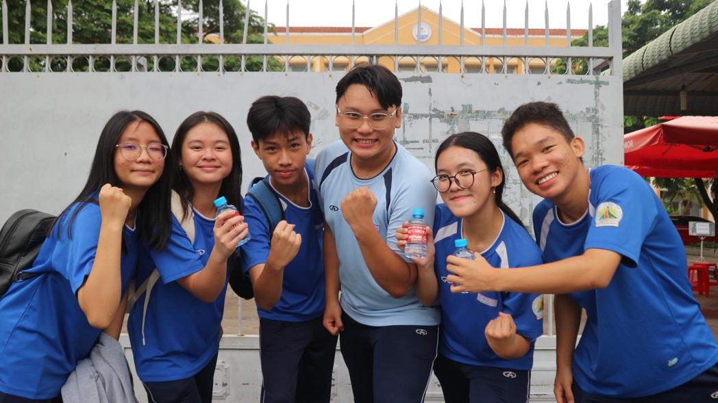 Ce n'est pas parce que les candidats se rendent encore seuls au centre d'examen de 10e année que c'est... - Photo 1. Không phải thí sinh vẫn tự đến điểm thi lớp 10 vì điều này... - Ảnh 1.