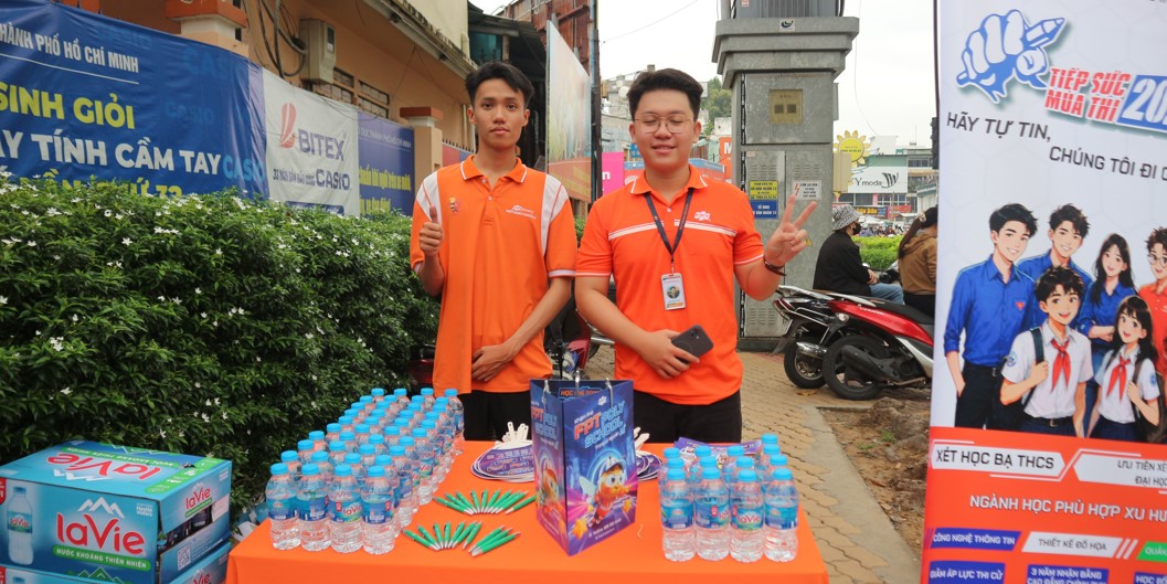 Ce n'est pas parce que les candidats se rendent encore seuls au centre d'examen de 10e année que c'est... - Photo 2. Không phải thí sinh vẫn tự đến điểm thi lớp 10 vì điều này... - Ảnh 2.